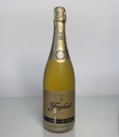 Espumante espanhol Freixenet Carta Nevada, tipo Cava Semi Seco, método tradicional. Garrafa de 750 ml, coloração dourada e rótulo clássico. Apresenta marcas de uso/armazenamento no rótulo e cápsula. Perfil leve e frutado.