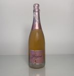 Espumante espanhol Freixenet Rosé Premium Cava, elaborado pelo método tradicional. Garrafa de 750 ml, com coloração rosada e perfil leve e frutado. Rótulo e cápsula apresentam sinais de desgaste e armazenamento.