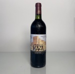 Vinho espanhol Condado de Haza, safra 2009, da renomada região Ribera del Duero. Elaborado com uvas Tempranillo, apresenta perfil encorpado, com boa estrutura e notas típicas de envelhecimento em madeira. Garrafa de 750 ml.