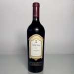 Vinho tinto premium Quinta do Vesuvio, safra 2009, produzido na região do Douro (Portugal), uma das mais prestigiadas do mundo. Pertence ao portfólio da tradicional família Symington, referência em vinhos de alta qualidade. Garrafa de 750 ml.