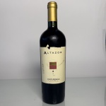 Vinho tinto premium Altazor, produzido pela vinícola Undurraga, uma das mais tradicionais do Chile. Trata-se de um blend de alta gama, com predominância de Cabernet Sauvignon, complementado por outras castas clássicas, resultando em um vinho extremamente estruturado e complexo. Garrafa de 750 ml.