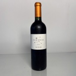 Vinho tinto premium Sideral, safra 2010, produzido pela vinícola Altair, no renomado Vale do Rapel (Chile). Trata-se de um blend sofisticado, combinando uvas como Cabernet Sauvignon, Syrah, Carmenère, Cabernet Franc e Petit Verdot, resultando em grande complexidade e equilíbrio. Garrafa de 750 ml.