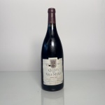 Vinho tinto de altíssimo nível Quinta do Vale Meão, safra 2011, originário do Douro, Portugal, produzido pela histórica família Olazabal, responsável por alguns dos maiores vinhos do país. Garrafa de 750 ml.