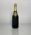 Champagne Heidsieck Monopole Diamant Bleu, um rótulo clássico da tradicional casa francesa, reconhecido por seu estilo refinado e apresentação icônica, marcada pela garrafa texturizada característica. Garrafa de 750 ml.