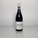 Vinho tinto Aimery Syrah Nobles Vignes, safra 2014, produzido na região do Pays dOc, França, conhecida por oferecer vinhos acessíveis com tipicidade varietal bem definida. Garrafa de 750 ml.