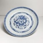 Conjunto composto por 6 pratos fundos em porcelana, com decoração em azul e branco, apresentando figura central de dragão em estilo oriental, cercado por elementos geométricos e padrões tradicionais.