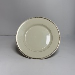 Conjunto composto por 10 pratos fundos em porcelana, com acabamento em tom marfim e borda decorada com filete em padrão geométrico em tons escuros.Verso marcado VA Portugal, indicando produção portuguesa.Design clássico e discreto, adequado tanto para uso quanto para composição de mesa posta.