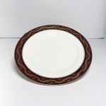 Conjunto composto por 10 pratos rasos em porcelana inglesa, com fundo em tom marfim e borda em vermelho vinho decorada com detalhes em ouro.Verso marcado Westminster  Staffordshire  England, tradicional região inglesa reconhecida pela produção de porcelanas.