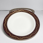 Conjunto composto por 10 pratos fundos em porcelana inglesa, com fundo em tom marfim e borda em vermelho vinho decorada com detalhes em dourado em padrão clássico.Verso marcado Westminster  Staffordshire  England, tradicional região inglesa reconhecida pela produção de porcelanas.