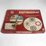 Conjunto Espirograf da marca Estrela, composto por base plástica, discos e réguas transparentes para criação de desenhos geométricos, acompanhado de canetas e manual original.Acondicionado em sua caixa original ilustrada, com design característico da época.
