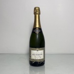Garrafa de champagne Henriot Blanc de Blancs Brut, produzida na região de Reims, França, elaborada exclusivamente a partir de uvas Chardonnay. Volume de 750ml.