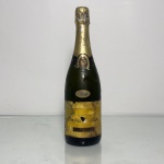 Garrafa de champagne francês Nicolas Feuillatte Millésimé 2000 Brut, safra declarada do ano 2000.Produzido na região de Champagne, França, elaborado a partir de uvas selecionadas de uma única safra (millésimé).Garrafa de 750ml, lacrada.