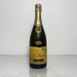 Garrafa de champagne francês Nicolas Feuillatte Millésimé 2000 Brut, safra declarada do ano 2000.Produzido na região de Champagne, França, elaborado a partir de uvas de uma única safra (millésimé).Garrafa de 750ml, lacrada.