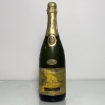 Garrafa de champagne francês Nicolas Feuillatte Millésimé 2000 Brut, safra declarada do ano 2000.Produzido na região de Champagne, França, elaborado a partir de uvas de uma única safra (millésimé).Garrafa de 750ml, lacrada.