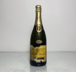 Garrafa de champagne francês Nicolas Feuillatte Millésimé 2000 Brut, safra declarada do ano 2000.Produzido na região de Champagne, França, elaborado a partir de uvas de uma única safra (millésimé).Garrafa de 750ml, lacrada.