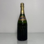 Garrafa de espumante identificada como HC Diamant, com garrafa em vidro texturizado (estilo lapidado), característica de linhas mais sofisticadas ou antigas.Garrafa de 750ml, lacrada.