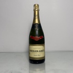 Garrafa de champagne Perrier-Jouët Grand Brut, produzida em Épernay, França.Garrafa de 750ml, lacrada.