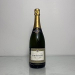 Garrafa de champagne Henriot Blanc de Blancs Brut, produzido em Reims, França.Elaborado 100% com uvas Chardonnay (Blanc de Blancs), característica associada a maior elegância e frescor. Garrafa de 750ml, lacrada.
