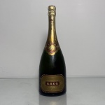 Garrafa de champagne Krug Grande Cuvée Brut, produzida pela maison Krug, uma das mais prestigiadas casas de champagne do mundo. Garrafa de 750ml, lacrada.