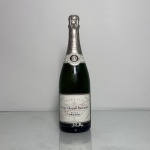 Garrafa de champagne Veuve Clicquot Ponsardin Demi-Sec, produzida em Reims, França, por uma das maisons mais tradicionais e reconhecidas mundialmente.Versão demi-sec (mais adocicada), voltada a um perfil de consumo mais suave.Garrafa de 750ml, lacrada.
