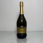 Garrafa de Prosecco Villa Sandi DOC, produzido na região de Treviso, Itália, denominação de origem controlada (DOC).Elaborado a partir da uva Glera, seguindo o método típico do prosecco, resultando em um espumante leve, fresco e aromático.  Garrafa de 750ml, lacrada.