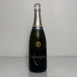 Garrafa de espumante Chandon Brasil Demi-Sec, com selo comemorativo de 50 anos presente no rótulo frontal. Garrafa de 750ml, lacrada.