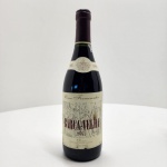 Barca Velha 1991  Casa Ferreirinha  Douro DOC (750 ml / 13% vol.)Símbolo máximo da enologia portuguesa, o Barca Velha 1991 é produzido pela histórica Casa Ferreirinha, do grupo Sogrape, apenas em anos considerados perfeitos. Elaborado com as castas nobres do Douro  Touriga Nacional, Touriga Franca, Tinta Roriz e Tinta Barroca , este vinho passou por longo envelhecimento em barricas de carvalho francês e posterior estágio em garrafa até atingir a maturidade ideal. Apresenta cor rubi intensa, aromas complexos de frutas vermelhas maduras, especiarias, couro e notas de evolução que remetem a cacau e tabaco. No paladar, é denso, equilibrado e persistente, com taninos finos e final harmonioso  um vinho de contemplação, destinado a grandes conhecedores. Origem: Douro DOC, Portugal Produtor: Casa Ferreirinha (Sogrape Vinhos S.A.)Safra: 1991Volume: 750 ml Teor alcoólico: 13% vol. Categoria: Tinto de guarda  Ícone português