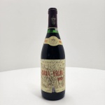 Barca Velha 1985  Casa Ferreirinha  Douro DOC (750 ml / 12,5% vol.)Produzido pela icônica Casa Ferreirinha, sob a direção técnica da Sogrape Vinhos, o Barca Velha 1985 é um vinho tinto de guarda elaborado com as castas tradicionais do Douro  Touriga Nacional, Touriga Franca, Tinta Roriz e Tinta Barroca  provenientes de vinhas antigas situadas em encostas xistosas da região. Após uma criteriosa vinificação e estágio prolongado em barricas de carvalho francês, este vinho passou por um processo de seleção rigoroso antes de receber o título de Barca Velha, o mais prestigiado da Casa Ferreirinha. Apresenta coloração rubi profundo com reflexos atijolados, bouquet complexo de frutas secas, cedro, especiarias finas e notas evoluídas de couro e tabaco. No paladar, é amplo, envolvente e persistente, revelando a evolução magistral de uma das safras históricas do Douro. Origem: Douro DOC, Portugal Produtor: Casa Ferreirinha (Sogrape Vinhos S.A.)Safra: 1985Volume: 750 ml Teor alcoólico: 12,5% vol. Categoria: Tinto de guarda  Ícone português