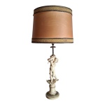 Luminária para uma luz em resina representando querubim sustenadandoi grande cúpula antiga  em pergaminho, Alt. 103, Diam.  41 cm.