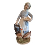 Escutório em cerâmica europeia policromada representando camponesa com as galinhas,  13 x 7, Alt. 30 cm.