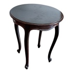 Mesa de apoio em madeira obre com tampo circular apoiada em pernas ligeiramente recurva com estremidades esculídas, o tampo apresenta leves marcas de uso, Diam. 50, Alt. 57 cm.