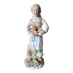 Escutório em cerâmica europeia policromada representando camponesa com os legumes, os dedinhos de ujma das mãos estão quebrados,  11 x 7, Alt. 30 cm.