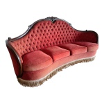 Sofá Luiz XV em madeira nobre, para quatro assentos, braços recurvos, forração em veludo, encosto em capitonet, saia com acabamento em franjas, 210 x 78, Alt. 105 cm.