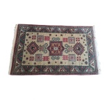 Tapete persa  tecido à máquina nas cores verde/vermelho/creme e etc. a franja não é original 74 x 123 cm.