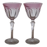 Par de taças em cristal trasnlúcido e rosa, lapidação dedão, Alt. 18, Diam 8,5 cm.