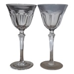 Par de taças em cristal trasnlúcido e  cinza claro, lapidação dedão, Alt. 18, Diam 8,5 cm.