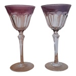 Par de taças em cristal trasnlúcido e lilás, lapidação dedão, Alt. 18, Diam 8,5 cm.