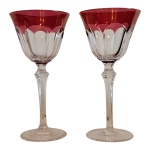 Par de taças em cristal trasnlúcido e vermelho, lapidação dedão, Alt. 18, Diam 8,5 cm.