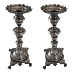 Par de castiçais em prata P. Coroa contrastada, 1103 gr. 21 x 21, Alt. 24 cm.
