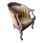 Poltrona em madeira nobre encostro e  pernas recurvas, estofamneto  em veludo litrado nas cores mostrada e verde musgo, Com. 57 x Prof. 60, Alt.  81 cm.