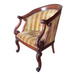 Poltrona em madeira nobre encostro e  pernas recurvas, estofamneto  em veludo litrado nas cores mostrada e verde musgo, Com. 57 x Prof. 60, Alt.  81 cm.