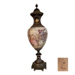 Magnífica ânfora em porcelana francesa de Sèvres L. B. P... France, marcado na tampa,decorada com cenas galante, guarnição em bronze apoiada em base com pernas recortadas, Alt. 83, Diam. 26, base 20 x 20 cm.
