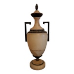 Ânfora em alabastro com guarnição e pega em pinha em bronze, tampa apresenta rachado e bicado, Alt. 45, Diam. 15  cm.