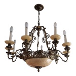 Luminária de teto, guarnição em bronze, doze braços retorcidos, cúpula  e bobebeche em resina com galerias vasadas, Alt. 95, Diam. 71 cm.