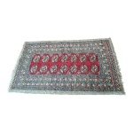 Tapete persa, nas cores marrom-/preto-/vermelho e etc. franja com marcas do tempo, 154 x 93 cm.