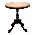 Mesa de apoio com tampo de mármore rajado sobre base circular, sustentada por colunata em balaústre apoiada por pernas triplóides recurvas e  esculpida  à mão, Alt. 67, Diam. 50 cm.