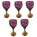 Cinco  taças em cristal lapidado na cor vinho e dourado, Alt. 17, Diam. 6 cm.
