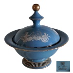 Bombonière italiana, Florentine, anos 60 em porcelana na cor azul  com reservas de cena s galantes e dourado, marcada na base, apresenta leves bicados no lado interno da tampa, Alt. 17, Diam. 16 cm.