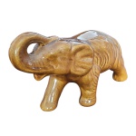 Escultório em cerâmica representando elefante, leve bicado na tromba, 12x 27 Alt. 17 cm.