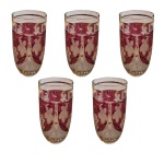 Cinco copos para água/suco em cristal com lapidação representando uvas sobre fundo vermelho e bordas douradas, Alt. 14, Diam. 6,5 cm.